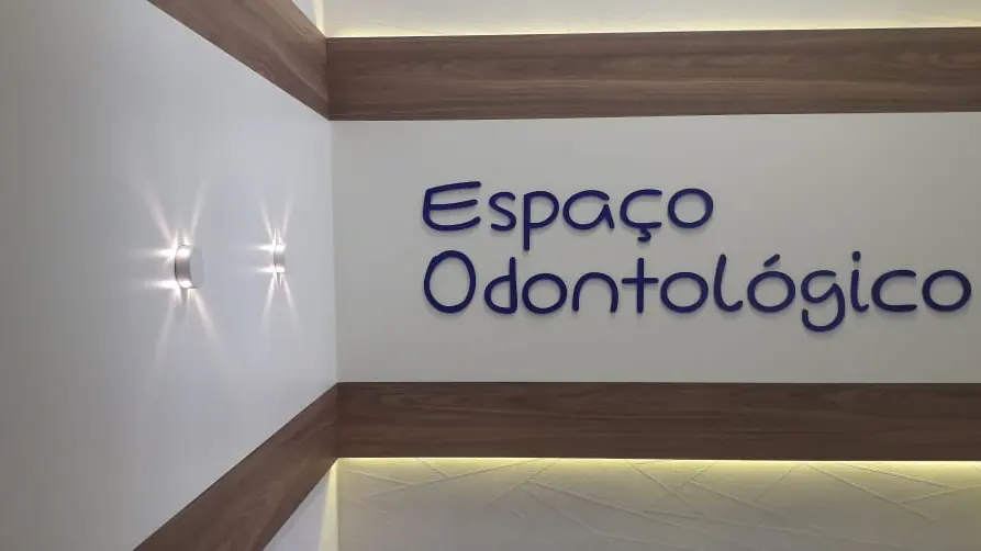 Recepção do Espaço Odontológico em Feu Rosa, Serra/ES, com o nome da clínica na parede